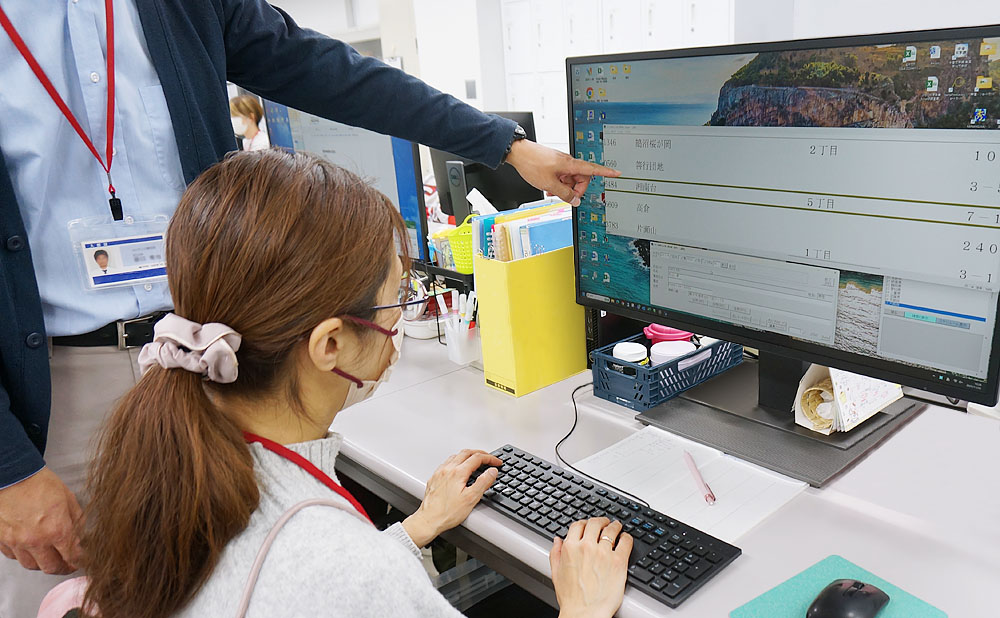 目視で確認してデータを修正する入力オペレーター